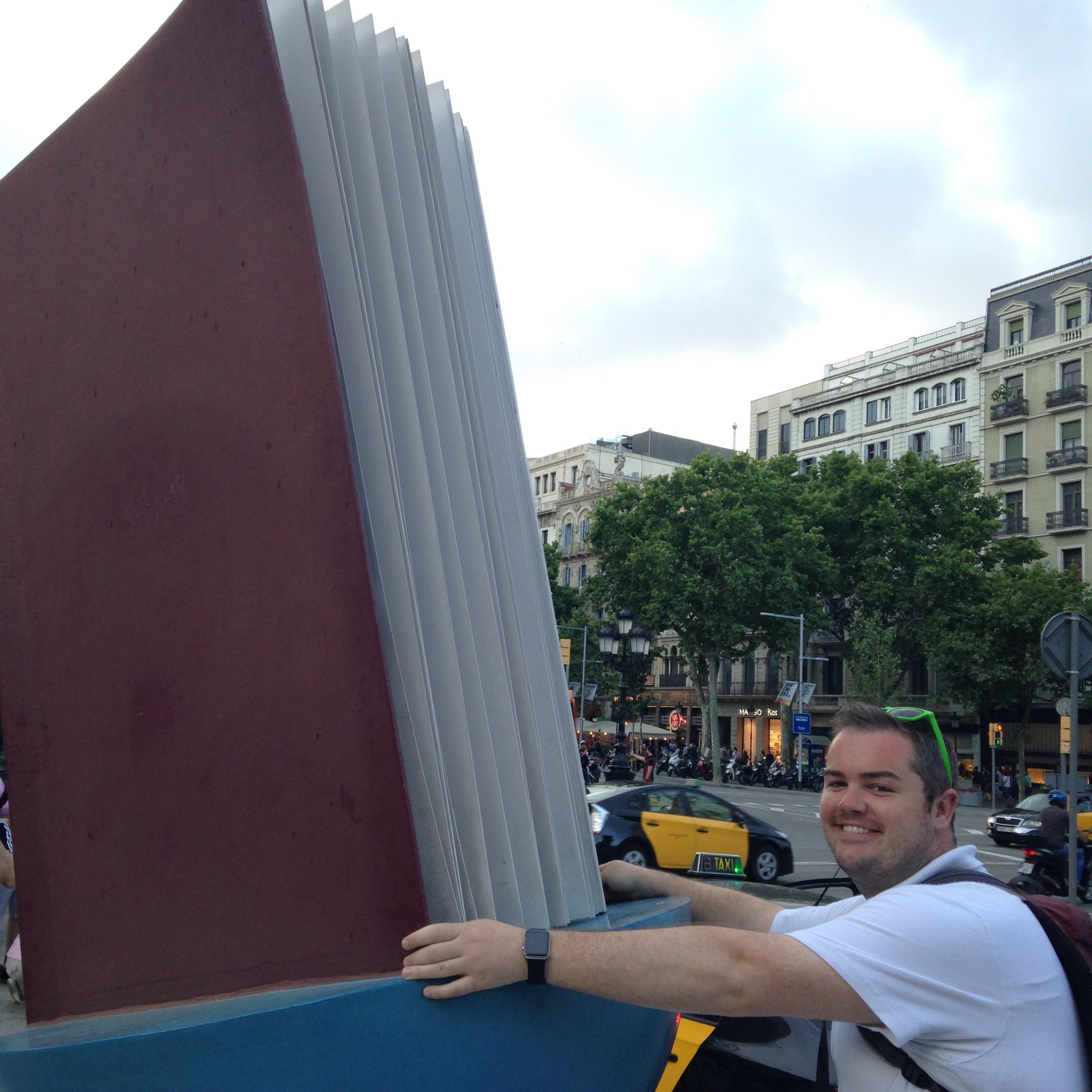 2015 06-15 Barcelona Reading Statue 1